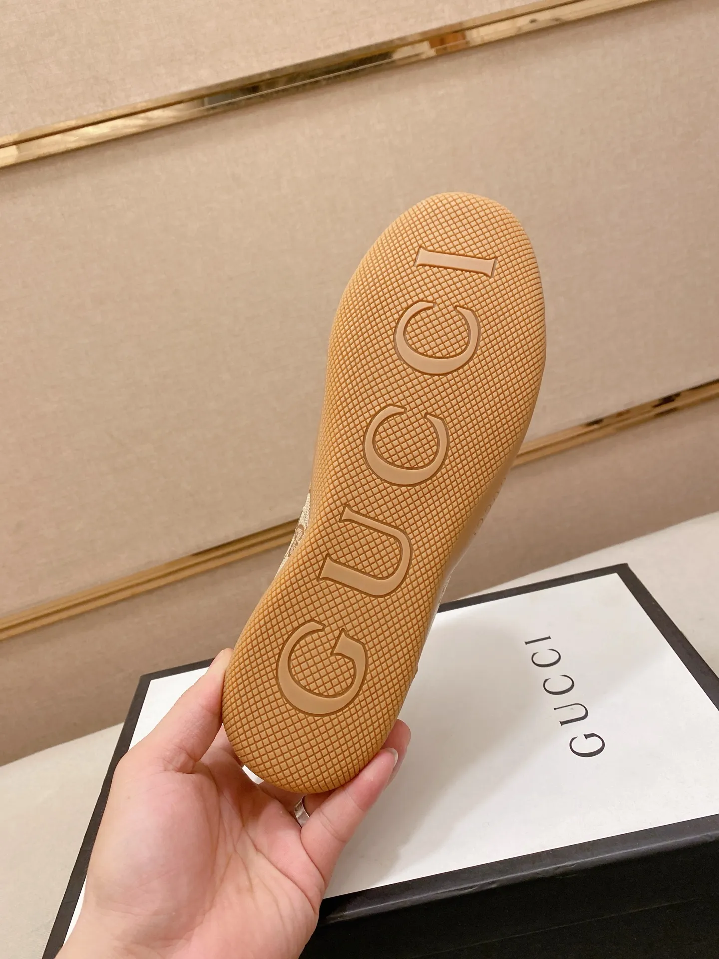 Men's shoes 💰 462💰The new GUCCI (Gucci) counters are launched simultaneously. The new men's shoes, 😘fabrics are selected from imported cowhide, and the lining is sheepskin lining. 👍🏿 High-end ☄️ air-cushion molded anti-slip rubber outsole, exquisite lines, simple and elegant, comfortable and high-end for leisure travel. Code number: 38 to 44 (45 can be customized and cannot be returned or exchanged)